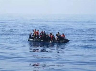 وفاة امرأة وفقدان شخصين بعد غرق قارب مهاجرين قبالة جزيرة إيطالية