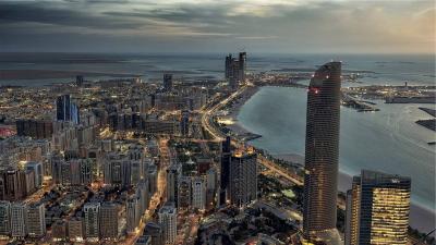 كم بلغ عدد سكان إمارة أبوظبي في عام 2024؟