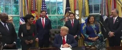 بالفيديو- ترامب يغازل صحفية في البيت الابيض.. من هي؟