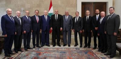 عون ينفي الأخبار عن دخول مجموعات للبنان