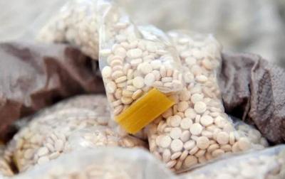 فلسطيني يعثر على حبوب مخدرة في كيس المساعدات الأميركية - الإسرائيلية