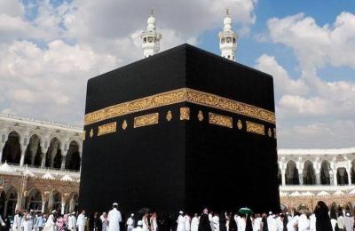نائب أمير مكة يغسل الكعبة من الداخل (فيديو)