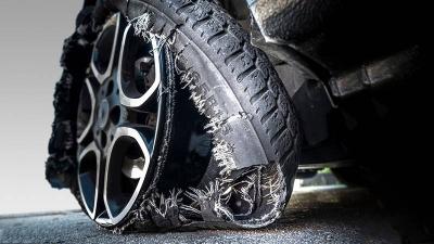 إنفجار إطار شاحنة يثير الهلع في بخعون - الضنية
