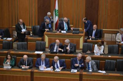 بالفيديو - إشكال كبير وتدافع داخل مجلس النواب