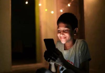 دراسة تكشف ما تفعله الهواتف المحمولة بـ