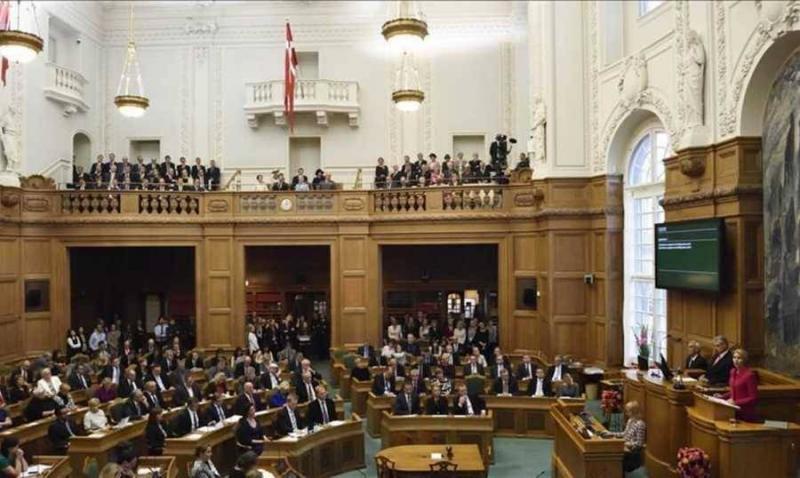 برلمان الدنمارك يطلب من النواب وموظفيه بإزالة 