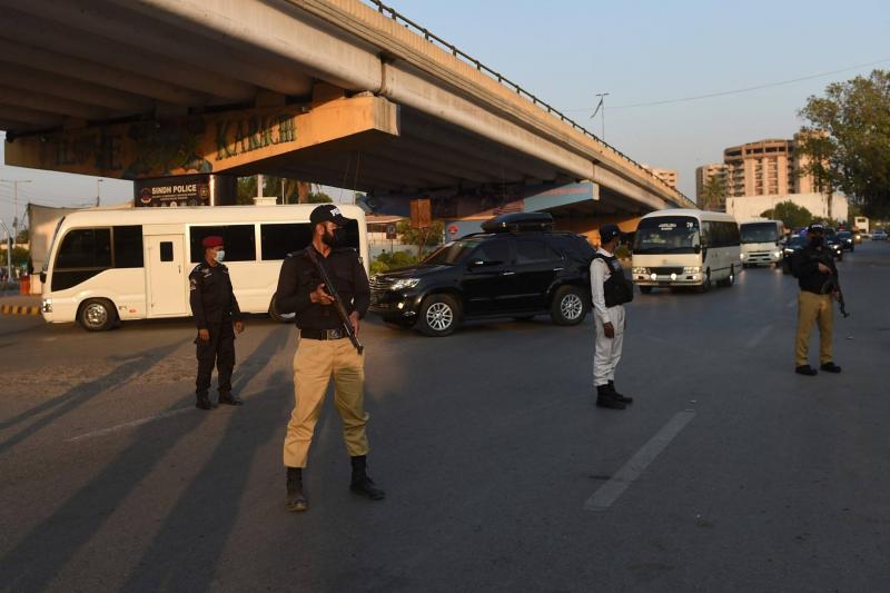 مقتل 9 من أفراد الشرطة الباكستانية في انفجار قنبلة