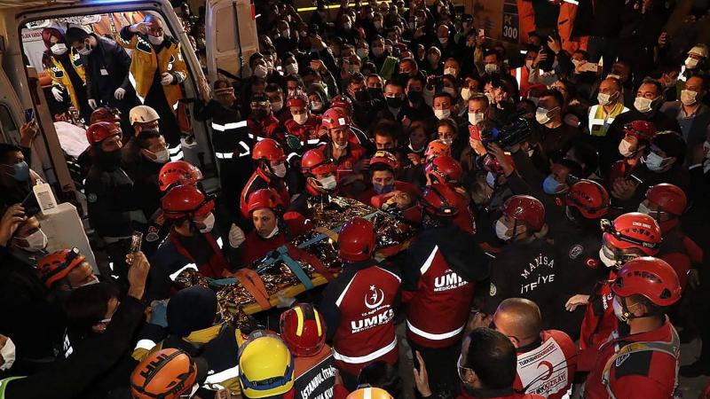 زلزال مدمّر ضرب تركيا... وقوع أضرار وانهيار مبانٍ سكنية