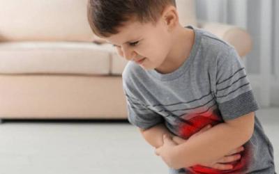 طفل واجه الموت.. مغناطيسان يجذبان بعضهما داخل معدته
