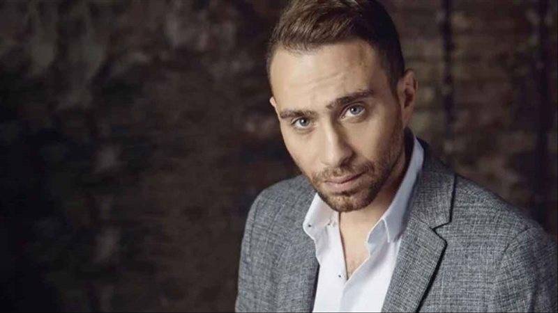 نُقل إلى المستشفى.. حسام حبيب يتعرّض لإصابة قوية على المسرح (فيديو)