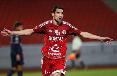 لاعب جزائري يعتزل كرة القدم في عمر الـ51 عاماً
