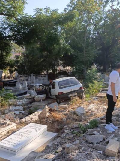 سيارة تفقد السيطرة وتقتحم جبانة النبطية بسبب عطل في المكابح (صورة)