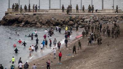 54 طفلا يسبحون من المغرب إلى جيب سبتة الإسباني