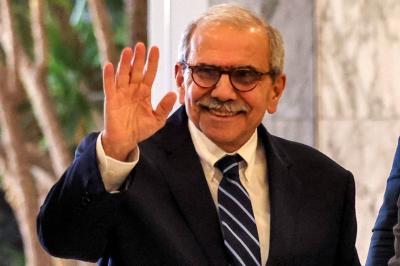 رئيس الحكومة يصل إلى قصر الإليزيه للقاء ماكرون