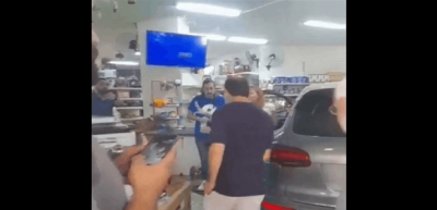 سيارة تقتحم محلات في عوكر... شاهدوا الفيديو
