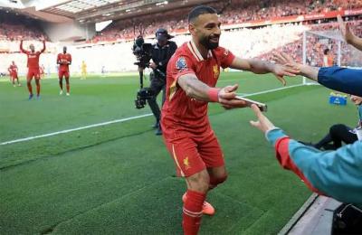 صلاح يثير غضب جماهير مانشستر يونايتد بسبب قميص (فيديو)