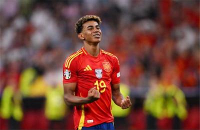 بطل العالم يهاجم يامال: مثير للاشمئزاز.. ولا أطيق رؤيته