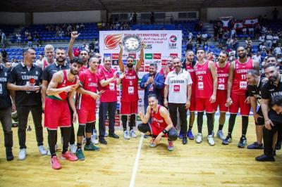 المنتخب اللبناني لكرة السلة بطل دولية بيروت بعد فوزه في المباراة النهائية على المنتخب المصري