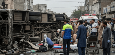 مقتل 10 أشخاص في انقلاب حافلة على طريق سريع في باكستان