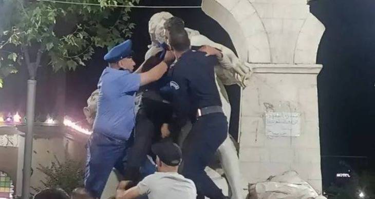 تحطيم أشهر تمثال امرأة في الجزائر يثير جدلاً
