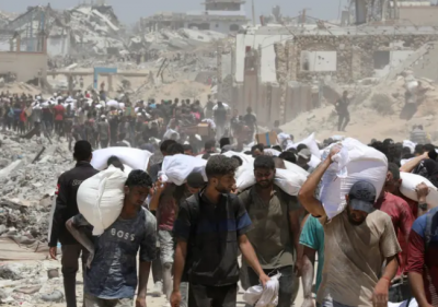 غزة... قتلى وجرحى بانقلاب شاحنة فوق عشرات الجوعى