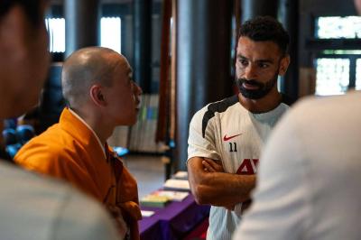 محمد صلاح يكسر الصمت.. أول تعليق على زيارته لمعبد بوذي!