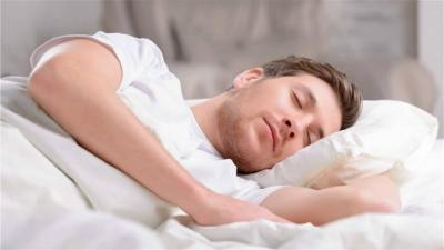 كيف تؤثر الليالي الحارة على دماغك وصحتك؟
