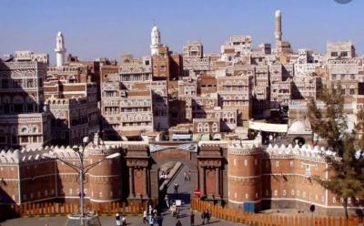 سكان صنعاء يهربون من حرارة الصيف إلى حمامات السباحة
