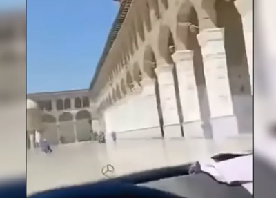 فيديو يُثير الغضب.. شخص يتجول بسيارة داخل الجامع الأموي