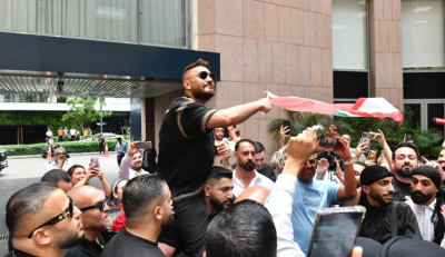 تامر حسني مرفوعاً على الأكتاف في لبنان (صور)