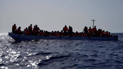 وفاة 20 مهاجراً في غرق قارب قبالة جزيرة إيطالية