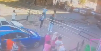 فيديو.. عامل ينقذ شابًا من الموت تحت القطار في مصر