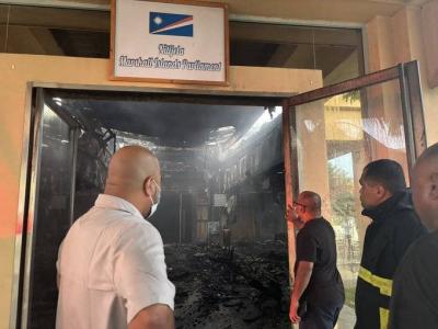 حريق يلتهم مبنى برلمان جزر مارشال