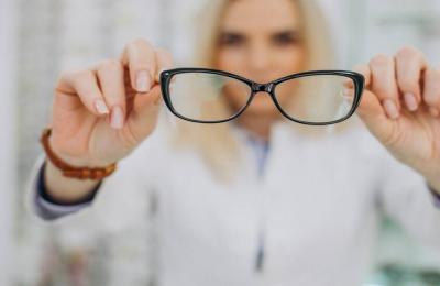 متى تشكل النظارات خطورة على العين؟