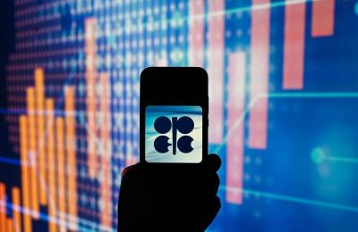 النفط يتراجع بانتظار قرار 