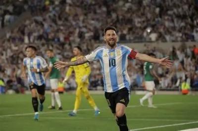 في اللقاء الأخير.. ميسي يقود الأرجنتين للفوز على فنزويلا (فيديو)