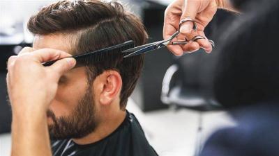 حلاق ينقذ حياة زبونه.. اكتشف شيئا خطيرا في رقبته