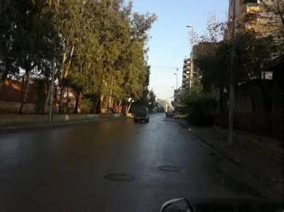 بالصورة طفلة مرمية بأحد مكبات النفايات في المريجة!