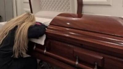 زوجة المؤثر الأميركي كيرك تنشر فيديو لجثته... مقبلة يده