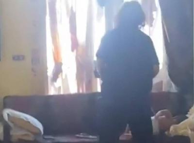 عنّفت طفلها وضربته من دون رحمة.. وقوى الامن تتحرك (فيديو)