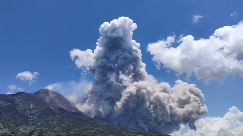 بالفيديو.. بركان ميرابي الإندونيسي يثور مخلفا سحابة بارتفاع سبعة كيلومترات