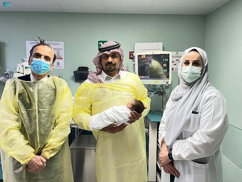 ولادة دقيقة لأم سعودية تعيش بمضخة قلب اصطناعية
