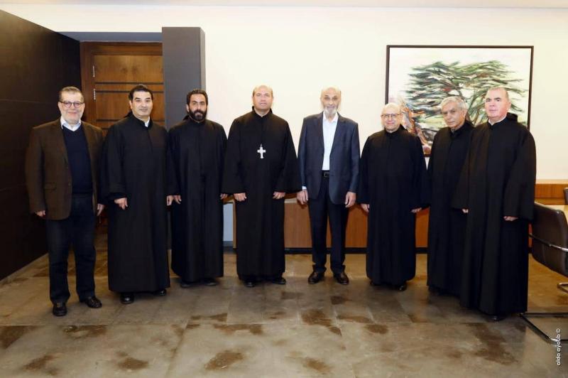 جعجع عرض مع الأباتي محفوظ سبل مواجهة الأوضاع الصعبة