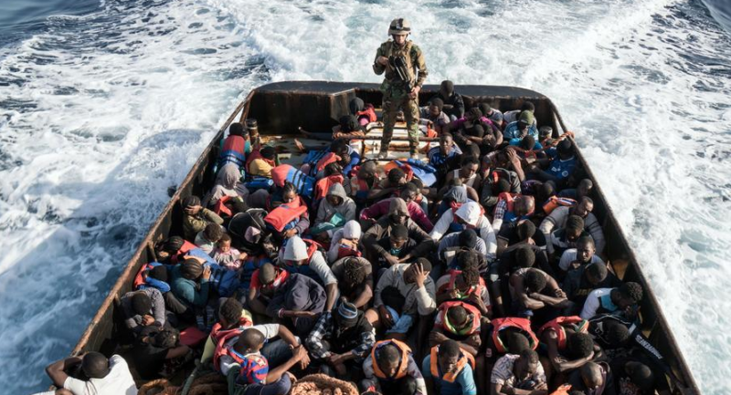 إيطاليا تنقل ناجين من حطام قارب قادم من ليبيا