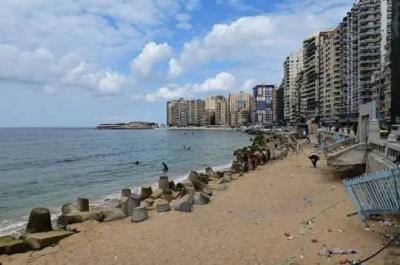 شواطئ رملية في الإسكندرية تثير القلق