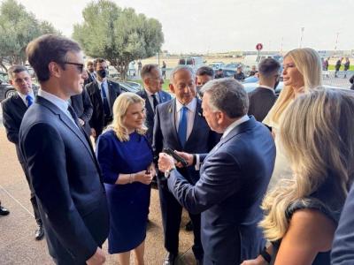 بالصورة - ينتظرون ترامب في المطار
