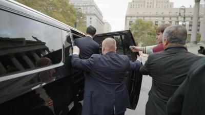 بالفيديو: محتج يطارد مرشح العمدة ويتهمه بدعم