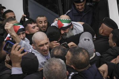 هتاف وتهليل في استقبال السجناء الفلسطينيين