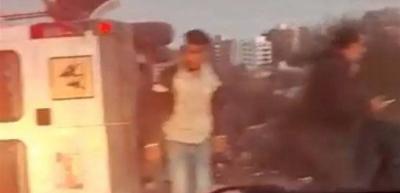 بالفيديو- إنقلاب باص يقل طلاباً في عرمون