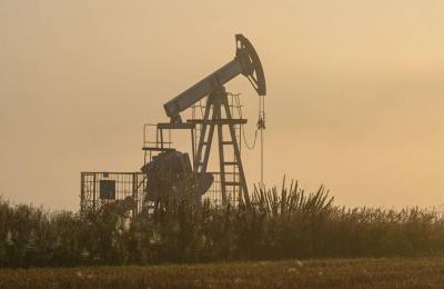 النفط يتجه لخسائر أسبوعية مع أنباء قمة ترامب وبوتين